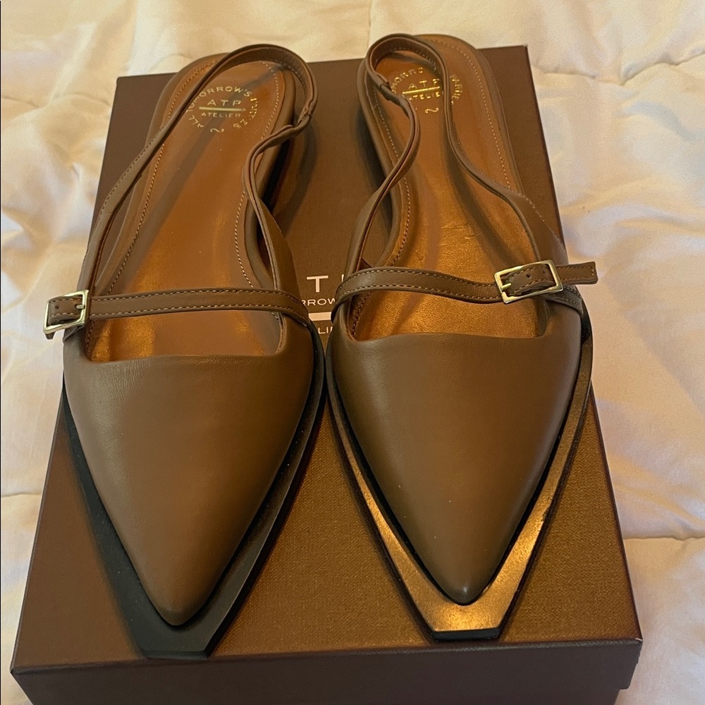 ATP Atelier Cortina in hazelnut
New in box size 8
Pointy slingback